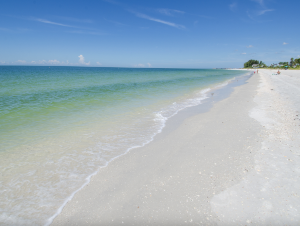 Luxurious Bayfront Condo Steps to beach